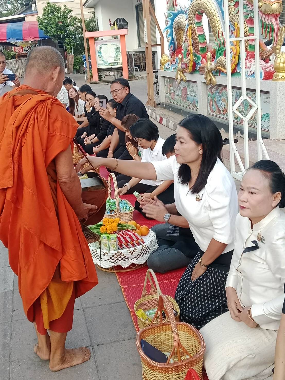 title - ส.ป.ก.ยโสธร ร่วมกิจกรรมทำบุญตักบาตรย้อนยุค วิถีถิ่น วิถีไทย ณ ถนนคนเดินยโสธร เมืองเก่าบ้านสิงห์ท่า ประจำปีงบประมาณ พ.ศ. 2569